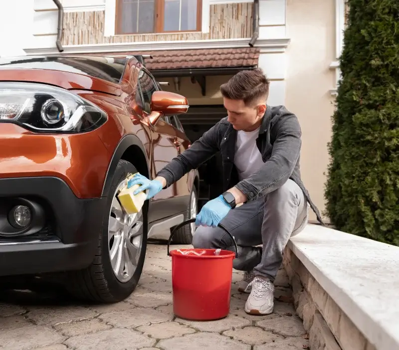 Lavage auto à domicile Le Ham : professionnel intervenant sur un véhicule